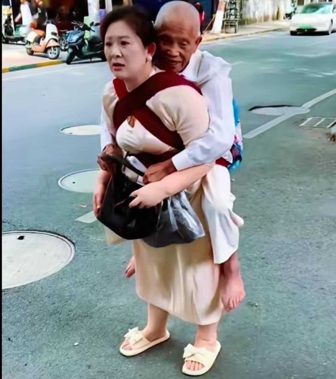 被网友称为“中国最美儿媳妇”的她，背着生病的公公往医院赶，脸上那焦急的神情，一看