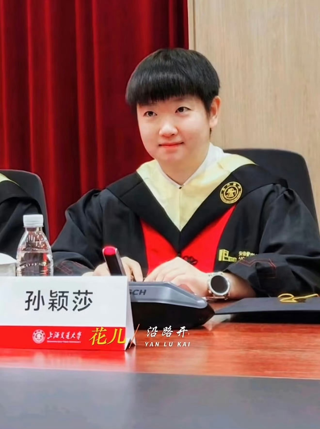 哎呦宝宝穿学位服好萌好萌好萌