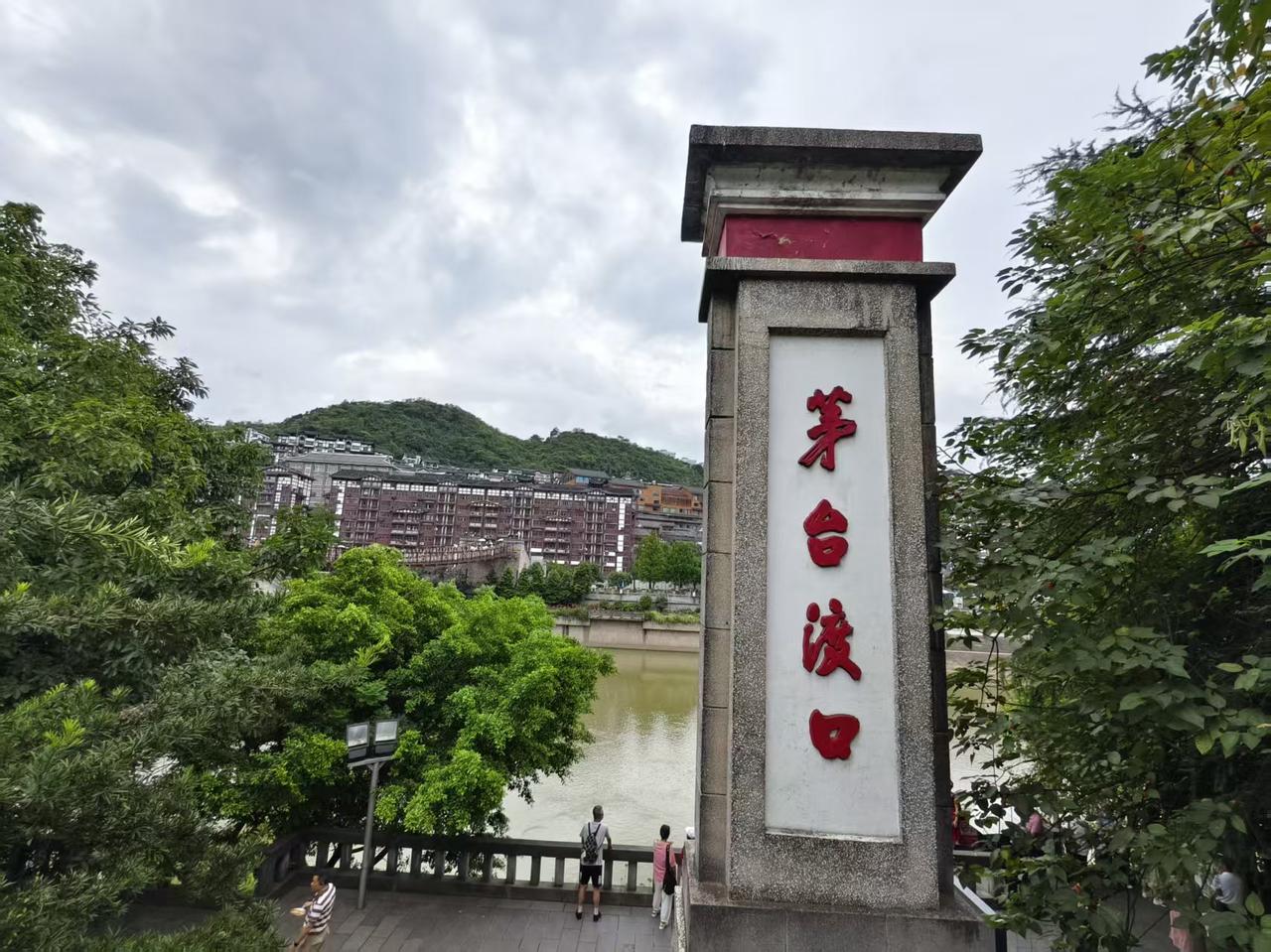 茅台镇的空气都飘着酒香，喜欢喝酒的人到了这里就是天堂，满街免费的品酒完全可以让你