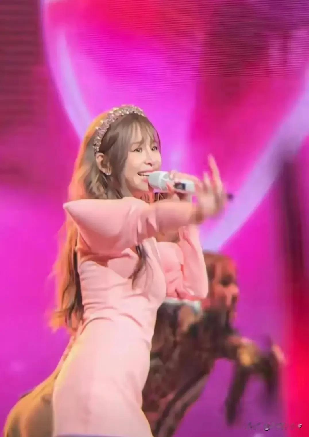 王心凌突然就老了，上一次浪姐亮相还被夸少女，这一下现原形变成老大姐了。