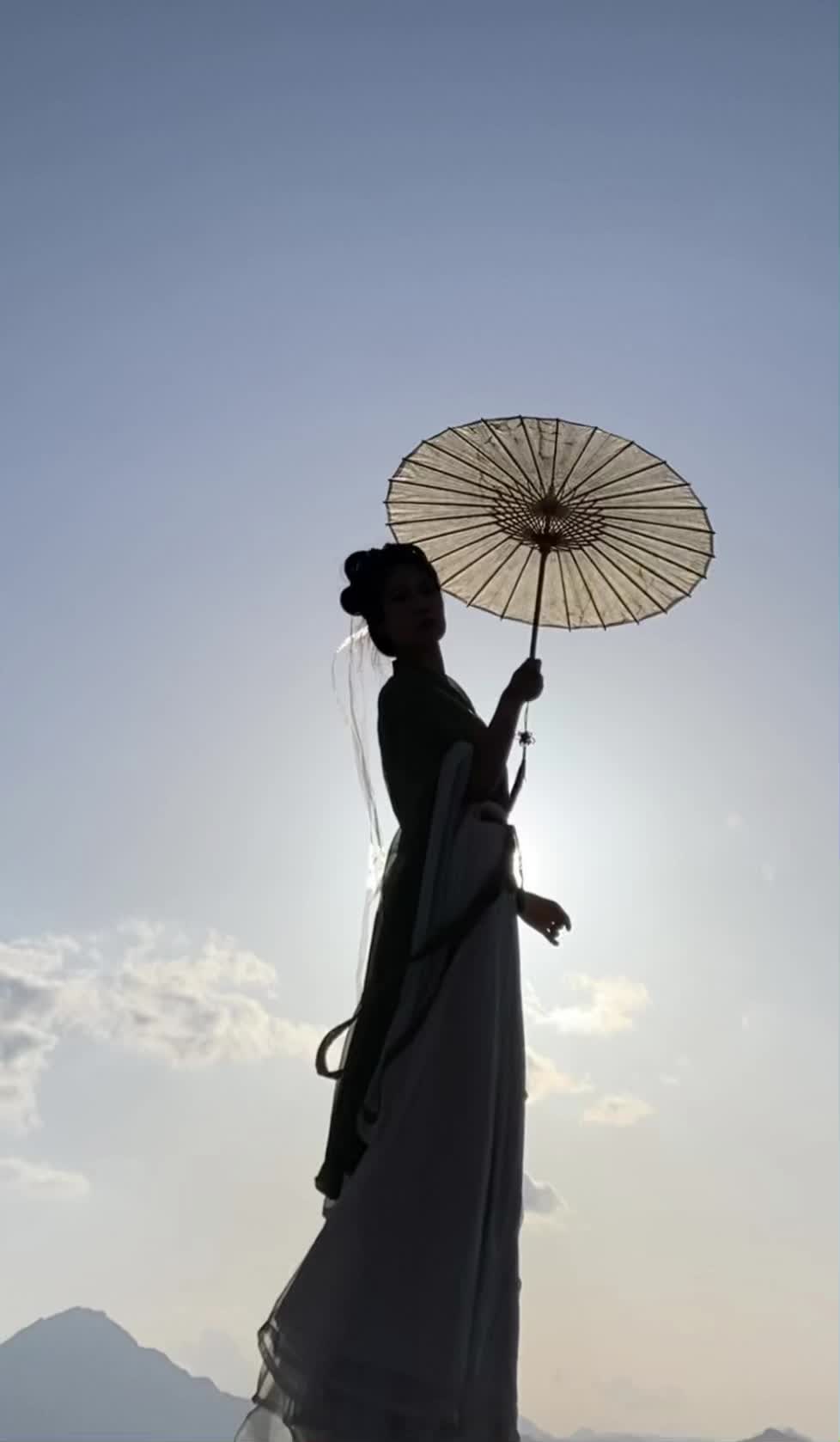 “你最像她。”