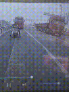 这真是人生难预料啊。
这是一段经过两倍加速处理的交通安全警示教育视频。
骑摩托车