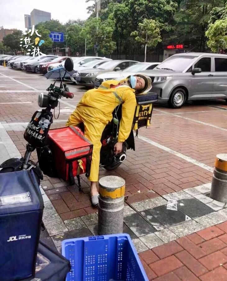 天津这一幕看得人心头发酸，外卖小哥送餐不慎洒出汤汁，顾客选择拒收，平台直接扣除三