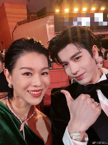 胡杏儿戏里戏外都有三个帅儿子 胡杏儿戏里戏外都有三个帅儿子，真的羡慕晕了！剧里仨