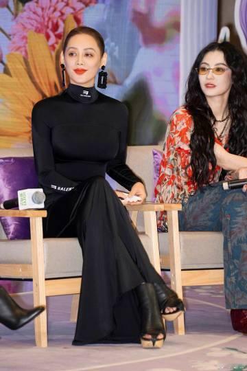 还是宁静说了实话。这次参与《一路繁花2》的录制真的是太舒服了！
宁静表示，本来她