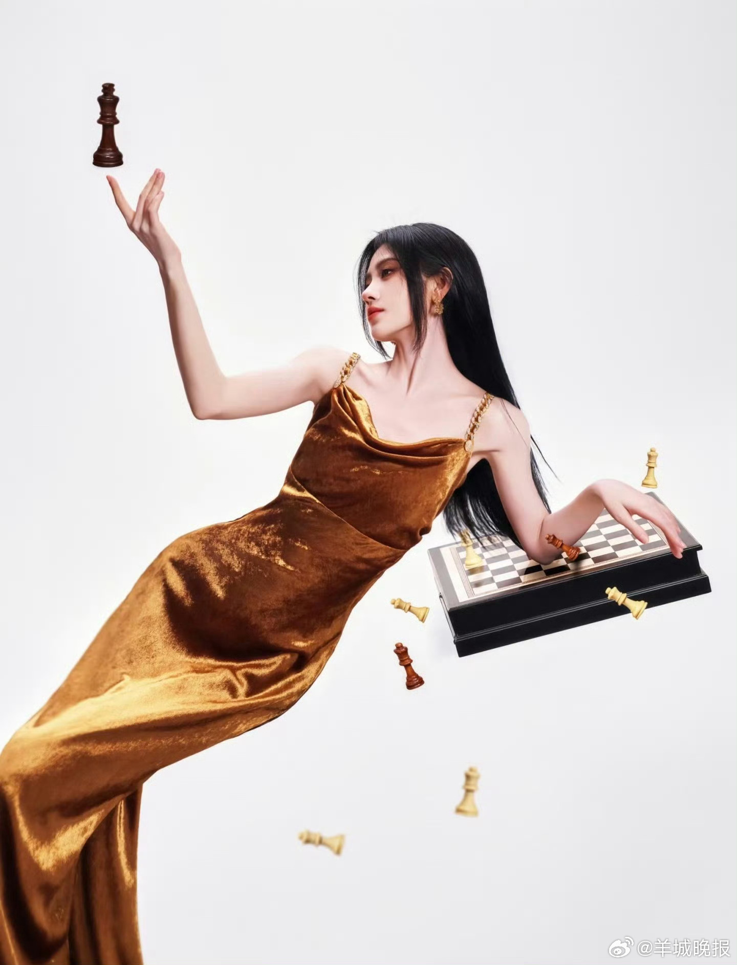 【谁的闪闪金色让你一眼沦陷】是光影流转间，那抹金色如落日熔金，温柔又夺目。或高贵