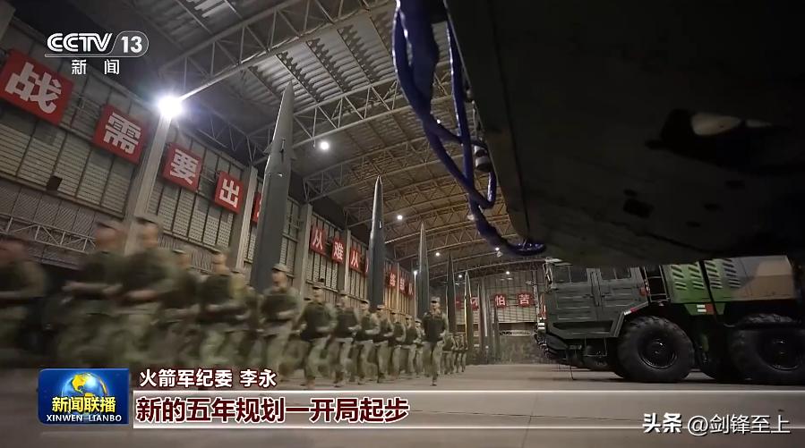 东风16也玩大象漫步，十几辆放在一起，一眼望不到头
虽然东风16在我军序列中已经