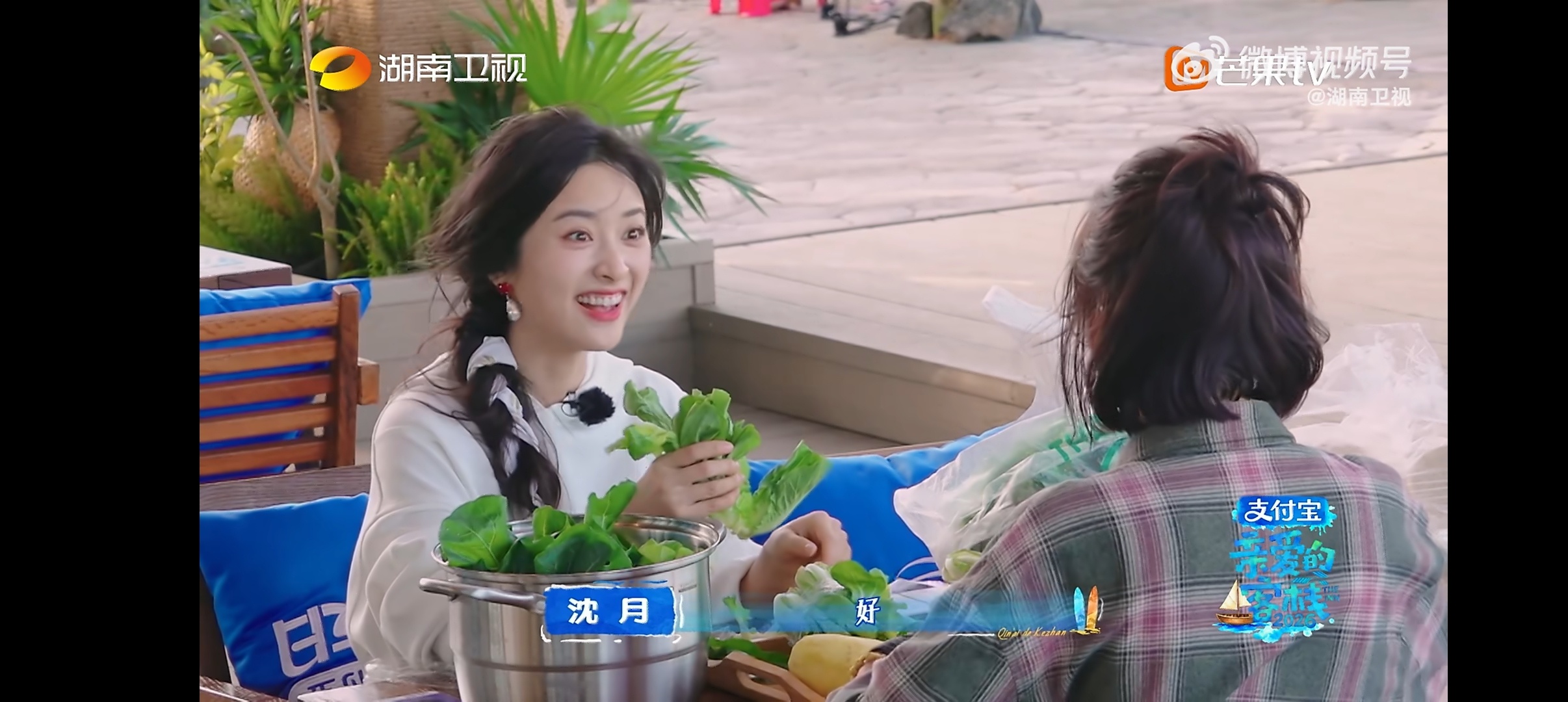 秦岚沈月择菜有请回答1988那味了 秦岚沈月边吹着风聊天边摘菜，好日常好惬意，沈