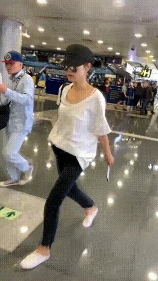 曾经和文章恩爱有加，
离婚多年后，
如今48岁的马伊琍，却被拍到弯腰驼背、身形消