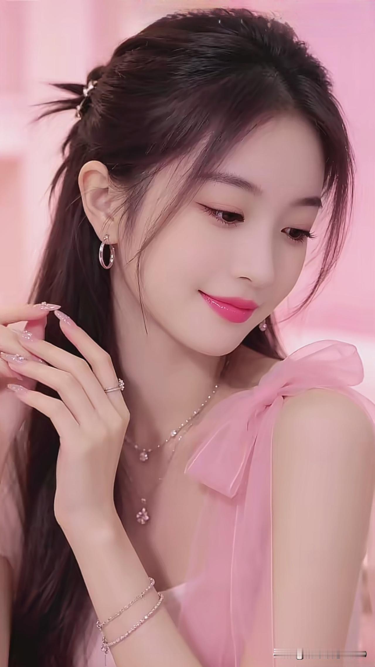 看到美女微笑就觉得温柔，这让我想起尖叫之夜上一位美得让人惊艳的女星。当时导播切到
