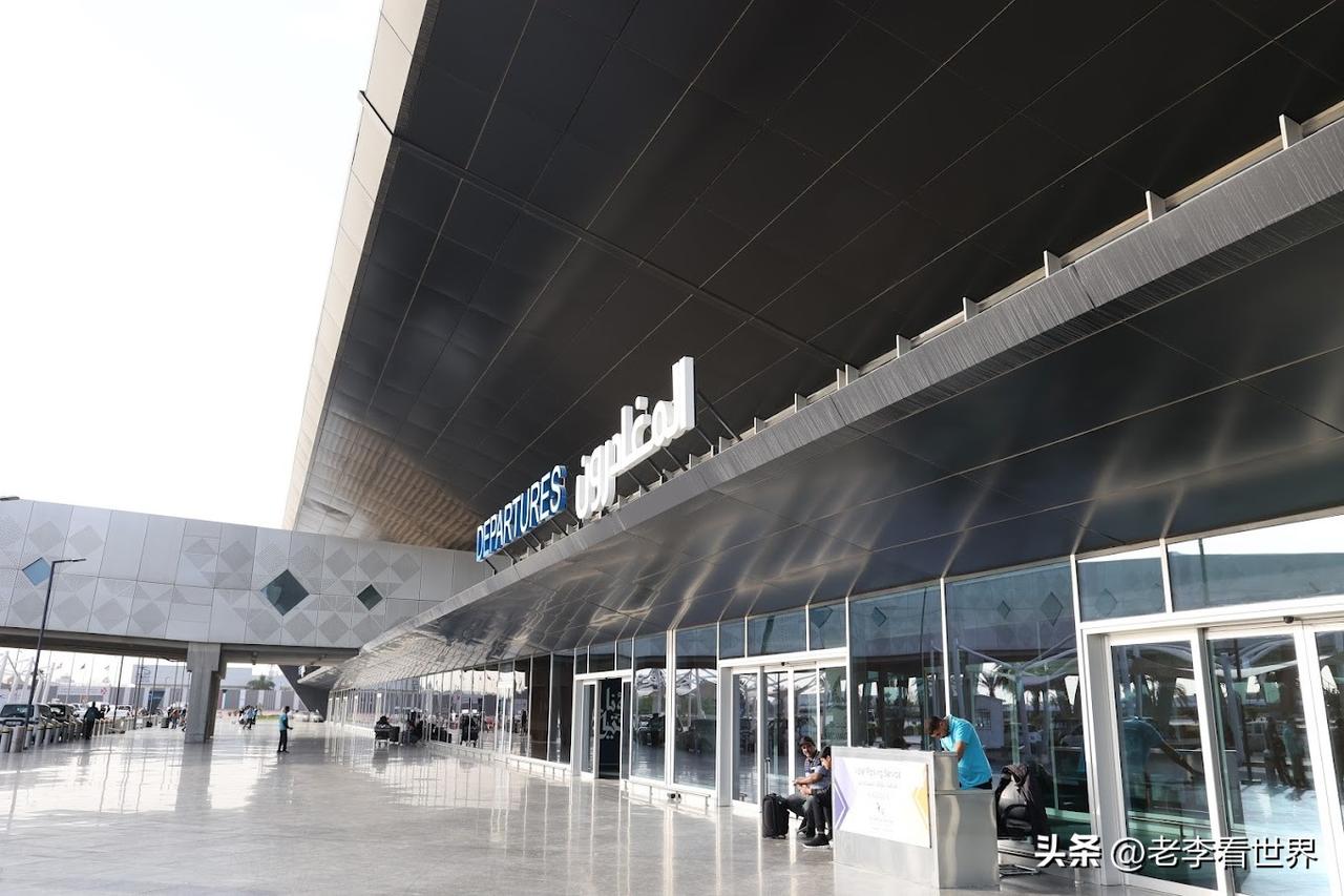 【科威特国际机场遭袭，雷达系统损坏严重】
科威特城时间2026年3月28日，科威