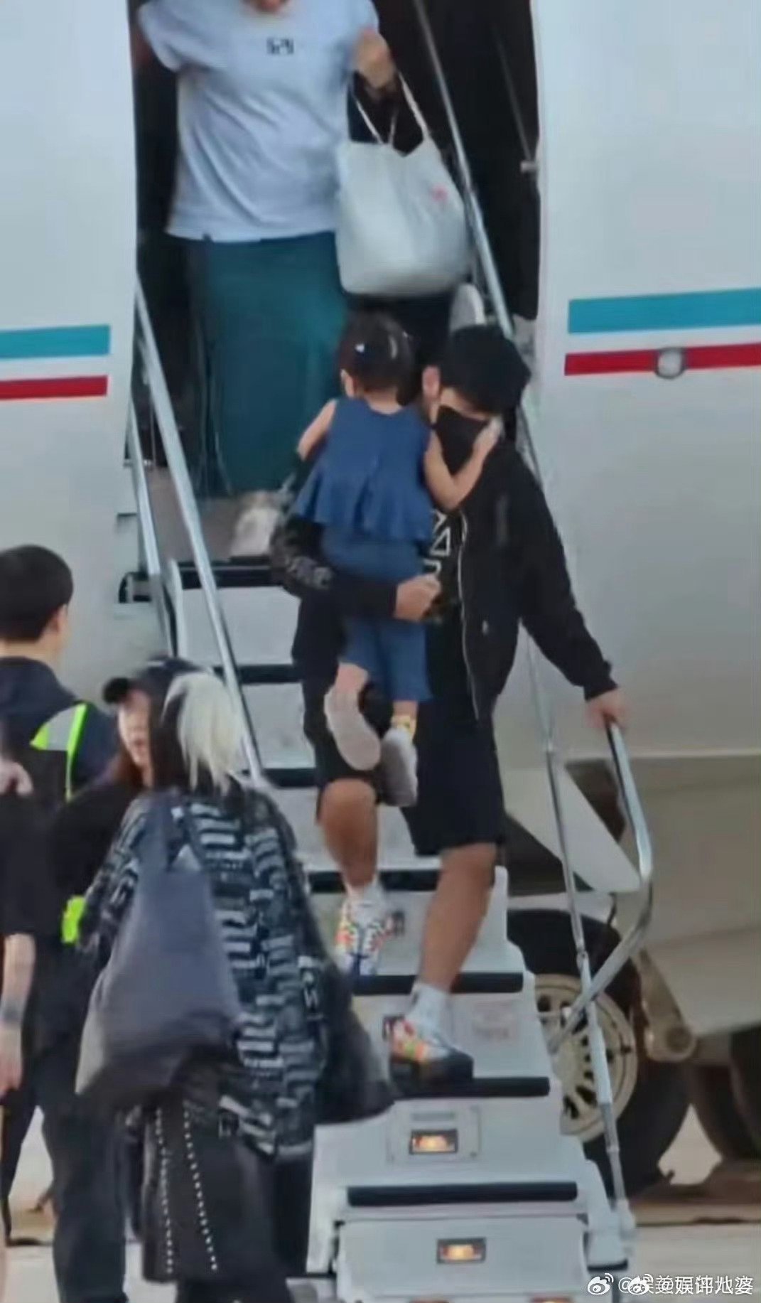 周杰伦暑假也得带娃 抵京备战鸟巢，单手抱小女儿不撒手，9岁罗密欧自己背包，天王也