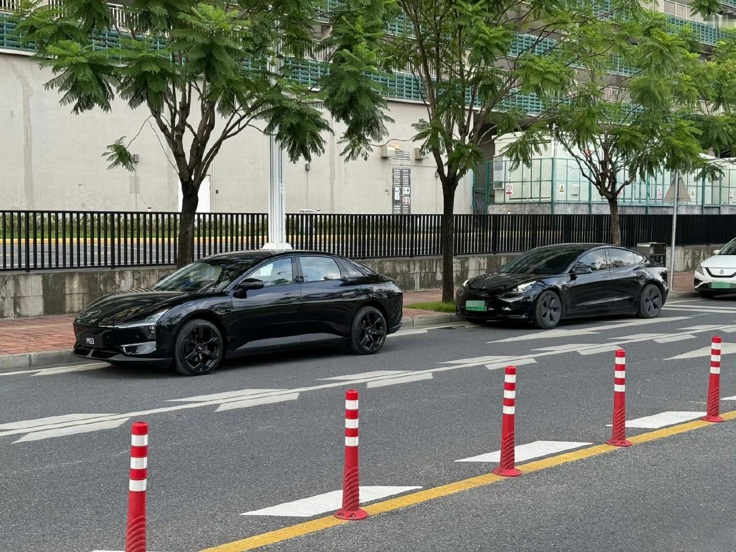 小鹏MONA M03黑色配色室外实拍图高级感一下就有了[哈哈]比浅色的好看多了，