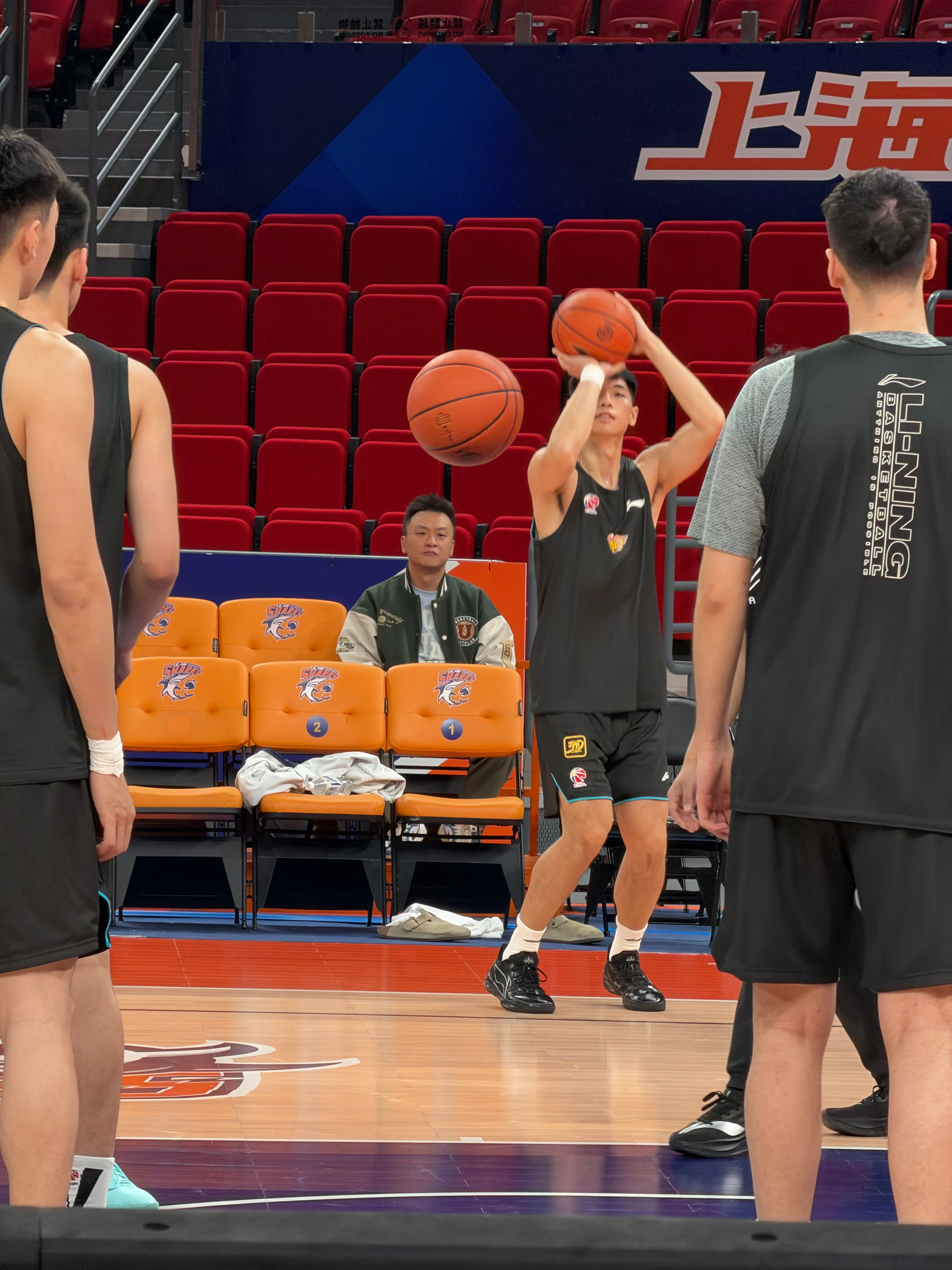 跟监工一样，小崔背后发毛. 上海·上海体育馆