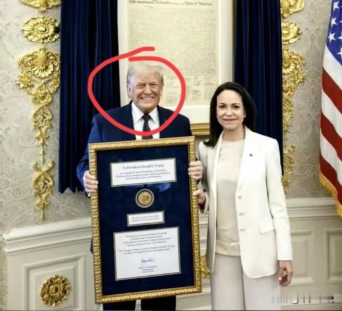 美国也真是没落了，二手诺贝尔和平奖都能让总统咧嘴笑
2025年诺贝尔和平奖得主马