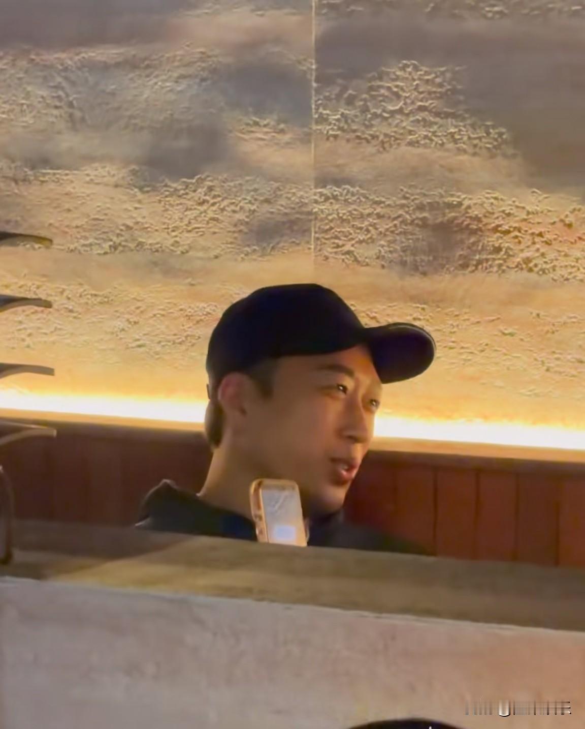 于正又有中意的新演员了！
饭都顾不上吃也要向别人介绍，嘴里还一直夸个不停，不知道