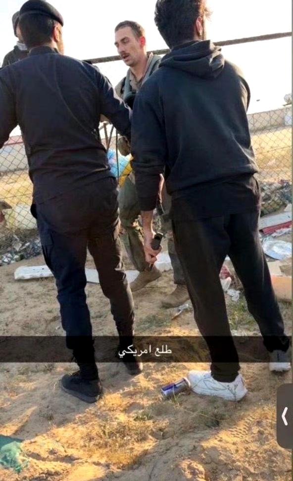 美军一架F-15战机在科威特上空坠毁，飞行员弹射后被当地人救起并送上车。

伊朗