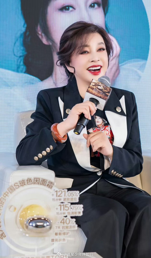 刘晓庆线下活动状态刘晓庆活动穿了短裙 刘晓庆这波线下造型杀疯了！亮面夹克+百褶裙