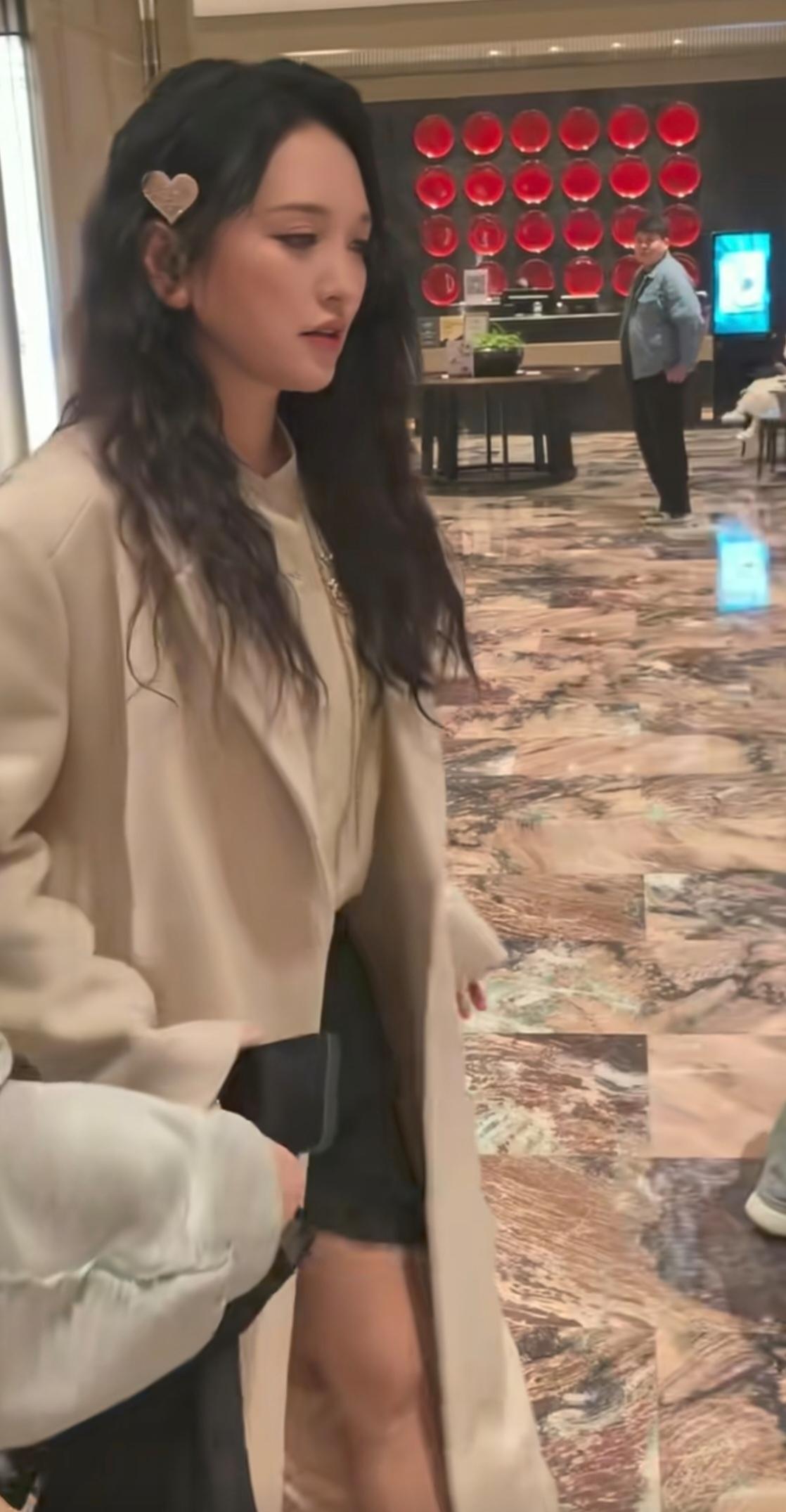 朋友线下见过金莎，回来直接被圈粉！
        她本人和镜头里反差超大，巴掌