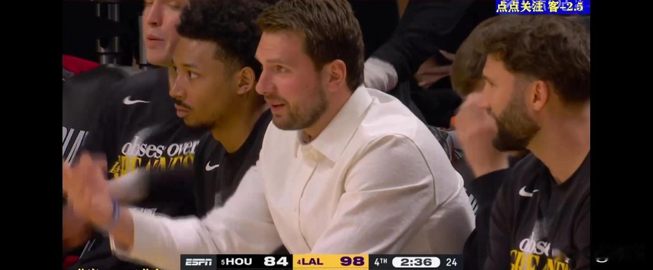 大咖们都坐在场下。肯纳德成了巨星，周日早上我可不是来看肯纳德的。今天NBA季后赛