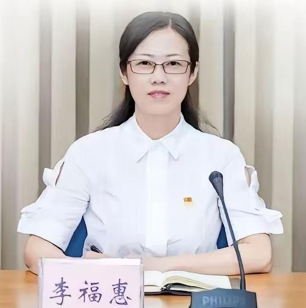 李福惠的颜值比较高！但她最大的缺点就是嘴闭不上！翻看她所有的相片，会发现这一点，