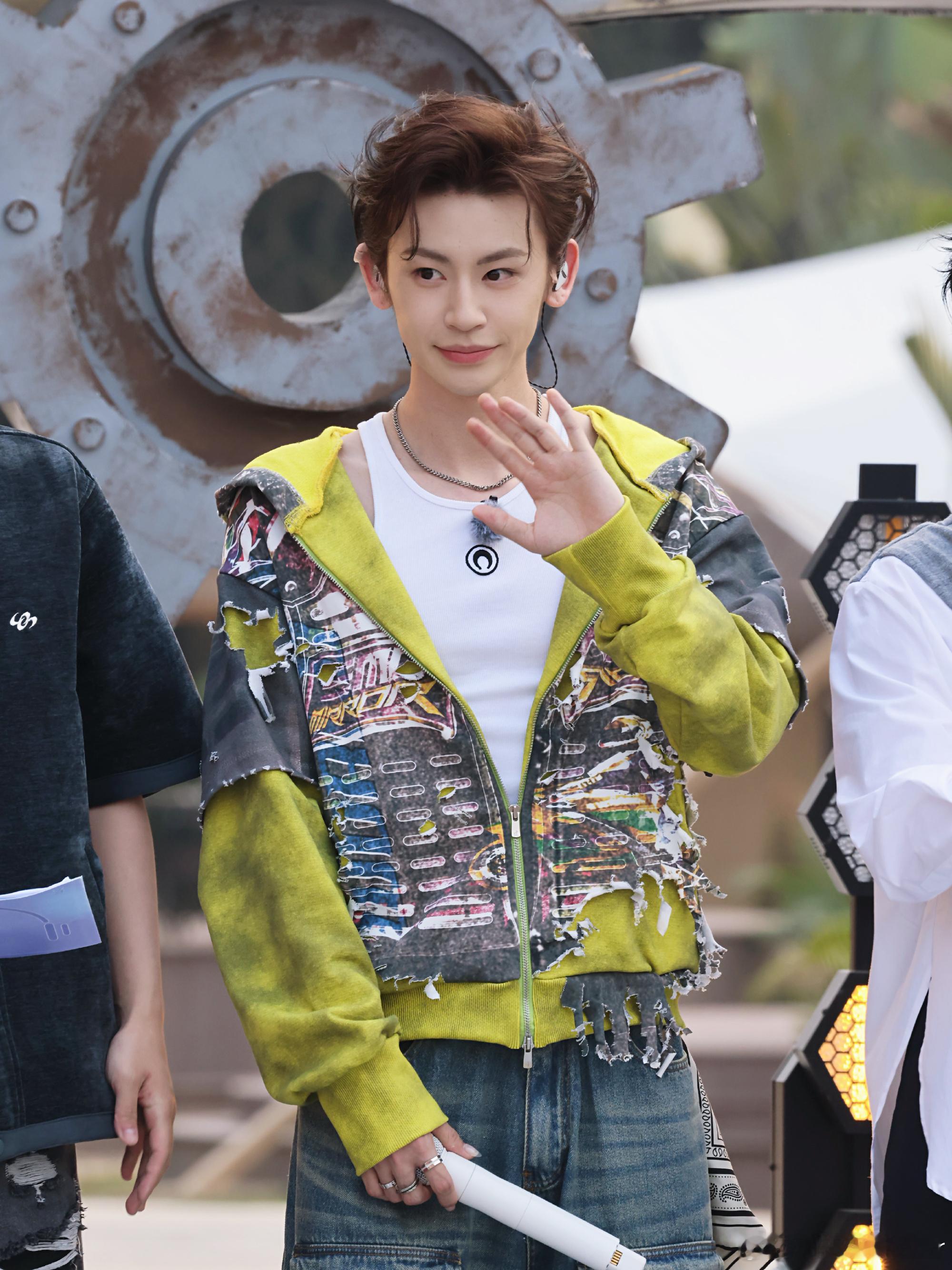 小鬼拱火拱到自己身上小鬼被姚晓棠的鸡翅打了  张星特嫌弃鸡翅却碍于面子，被小鬼追