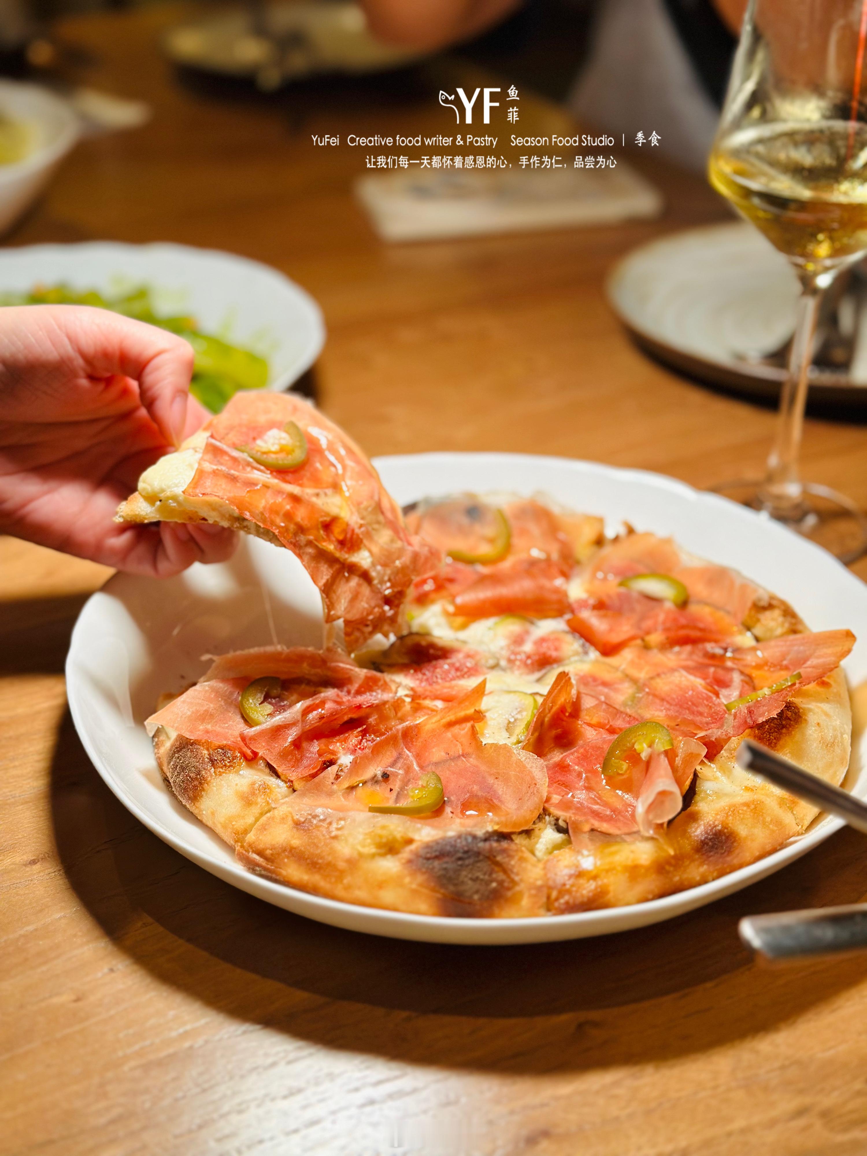 开胃菜里的新鲜乳清芝士，那种霸道的黑松露香气融合于橄榄油之中，入口丝滑浓郁，薄饼