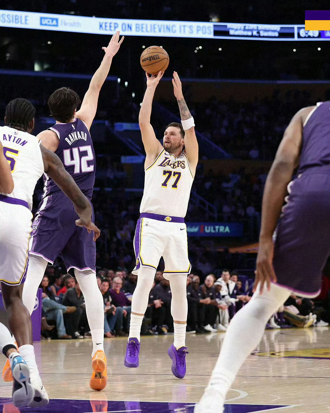 全场比赛结束，湖人128-104大胜国王，拿下两连胜！詹姆斯24分1篮板5助攻，