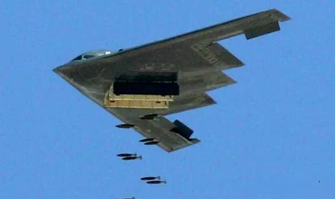 “幽灵”出动了！特朗普一声令下，美军王牌B-2轰炸机直扑伊朗，几十枚2000磅的