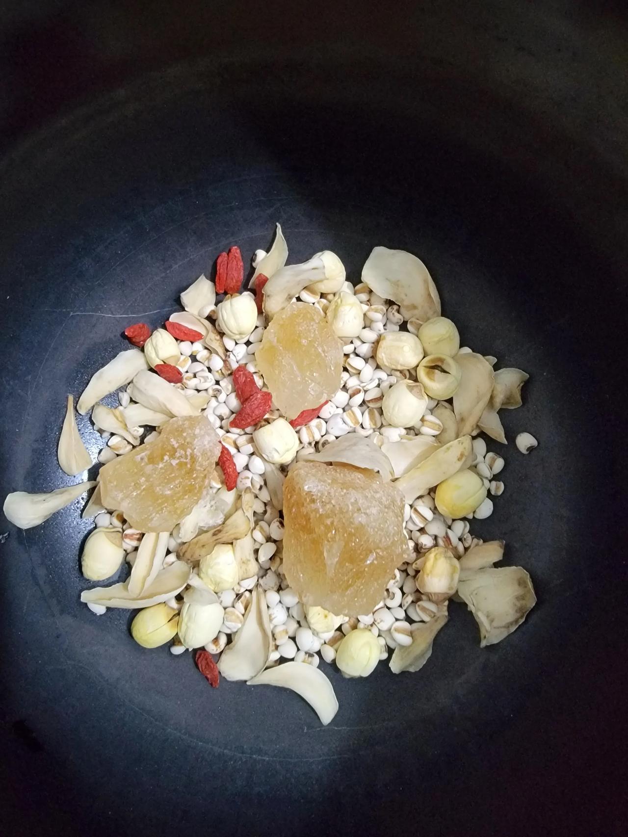 好讨厌，为啥甜品店的薏仁味道好，新鲜的，我在沃尔玛买的颜色陈旧，煮出来的还有蟑螂
