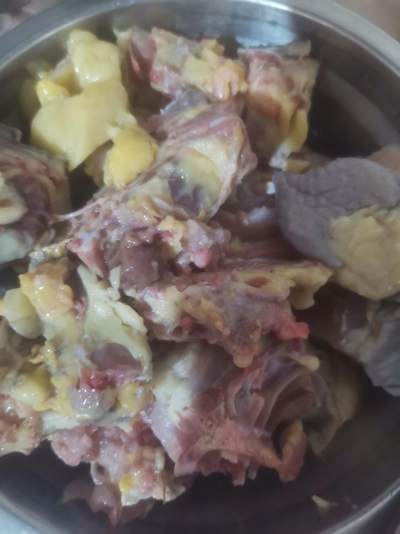 上午八点去我妈家。
我妈已将鸡肉，兔子肉打理好。
还有刚买回来的鳝鱼要清理。
我