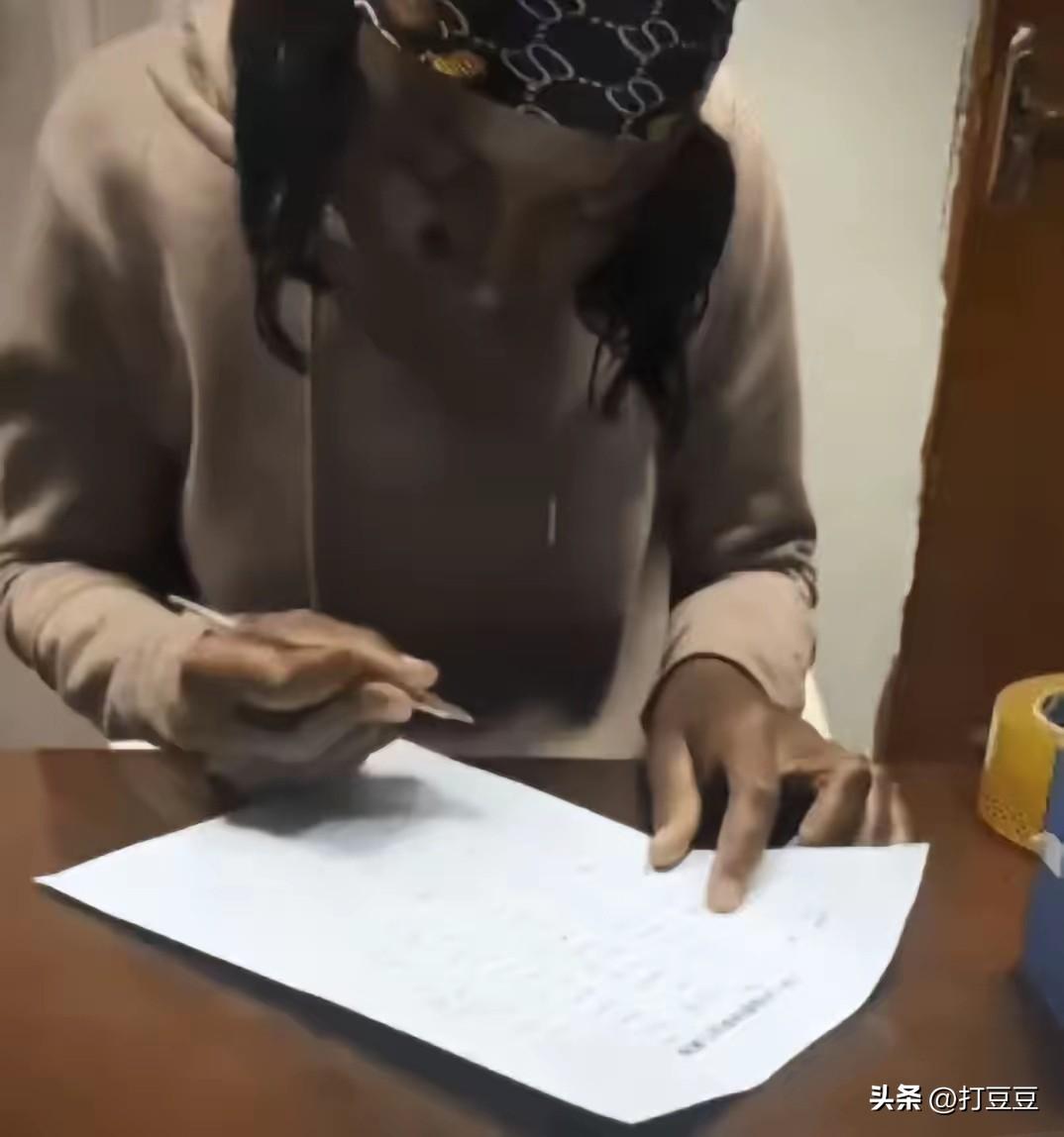 来华读大学的留学生做小学二年级试卷，不及格！
一博主发帖，黑人留学生挑战小学二年