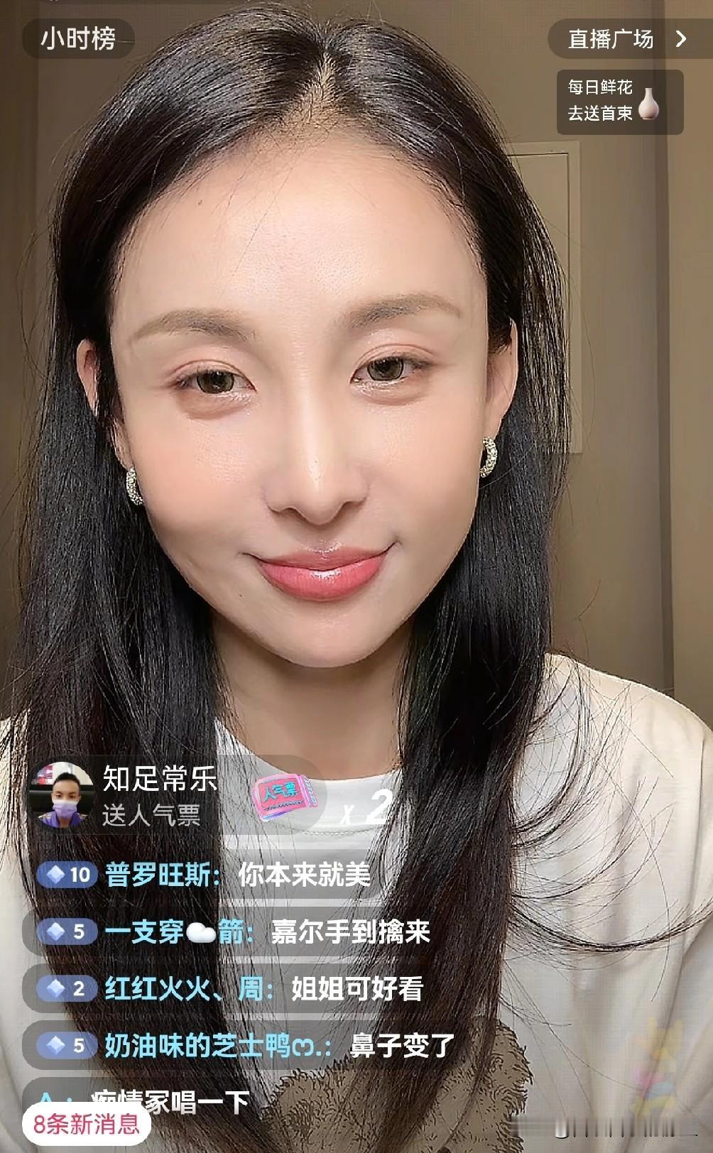 演员贾青昨晚在抖音直播时承认自己如今单身，直播间的人就开始玩笑的给她介绍起了男朋