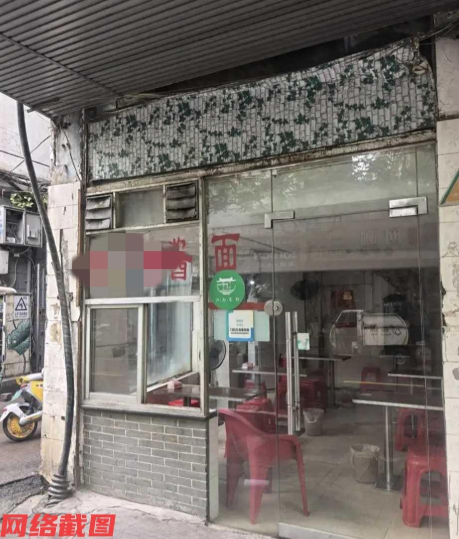 江西南昌有女子去小面馆吃面。

只是怕羽绒服袖子碰到桌面上的残留油渍，很正常在桌