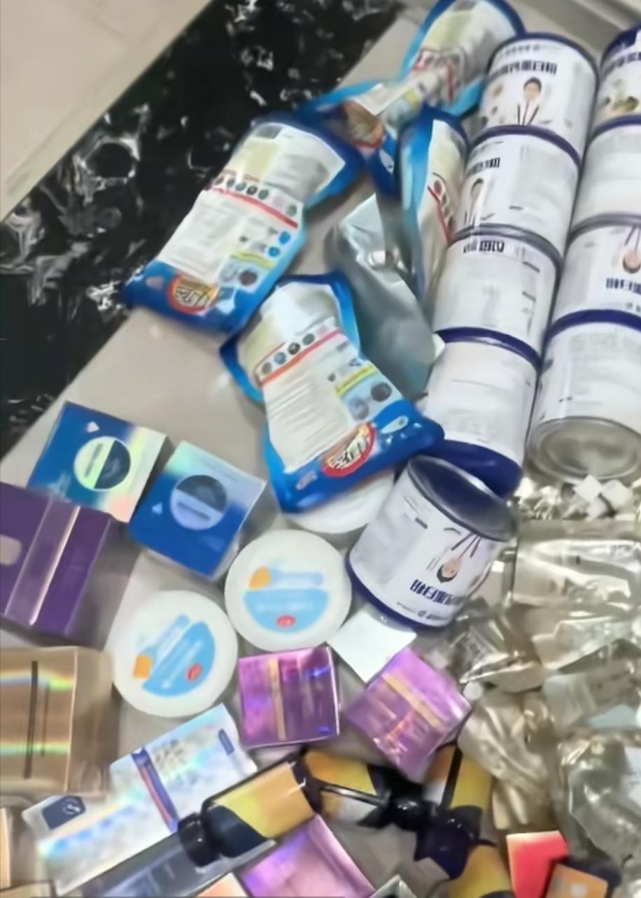 太离谱了！
你花999买的“大牌鞋”，
成本可能不到50！
直播间抢的“进口糖”