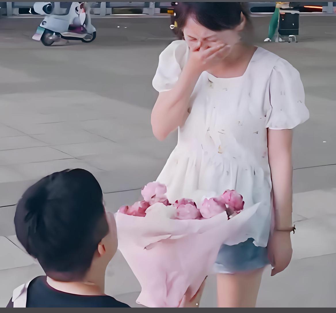 湖南一个男孩考上大学，却因为家里穷拿不出学费，眼看就要放弃。他的女友二话不说，收