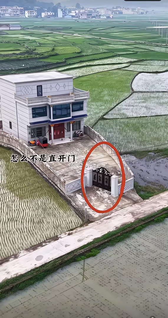 谁知道？这门为什么不朝前开？ ​​​