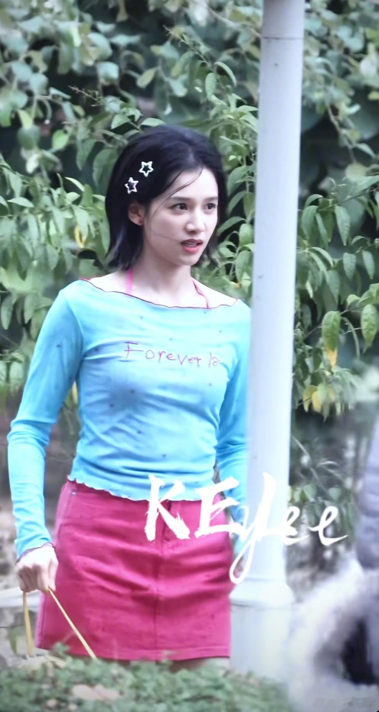 张婧仪《致我那菜市场的白月光》千禧年代造型路透 