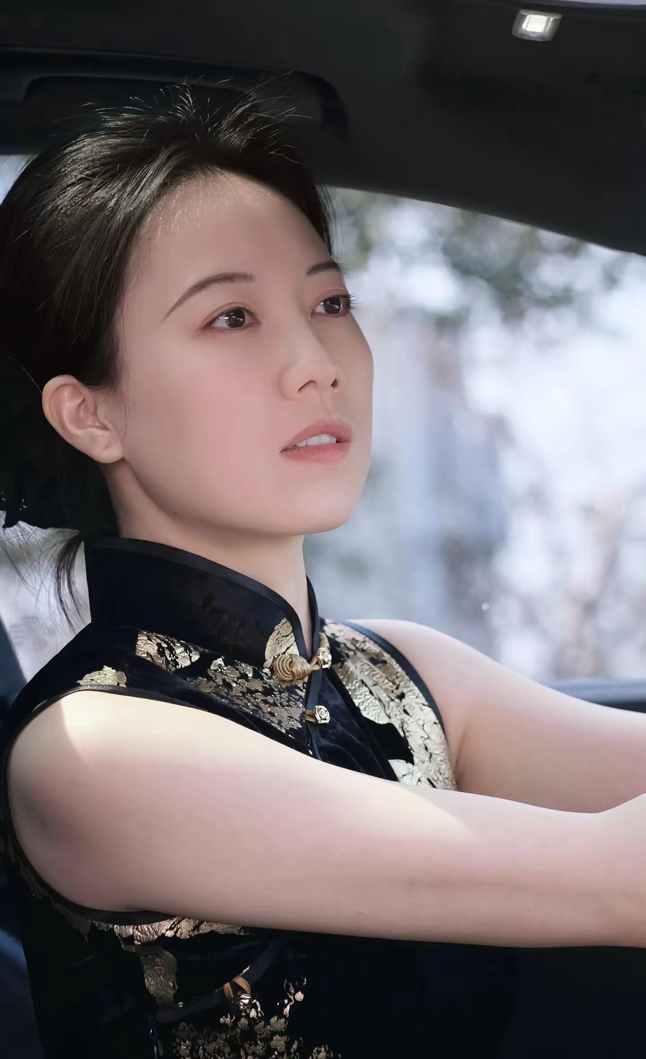 国风旗袍的穿搭》旗袍在身，用凸显了人物的端庄典雅，高端大气上档次。气质拉满旗袍风