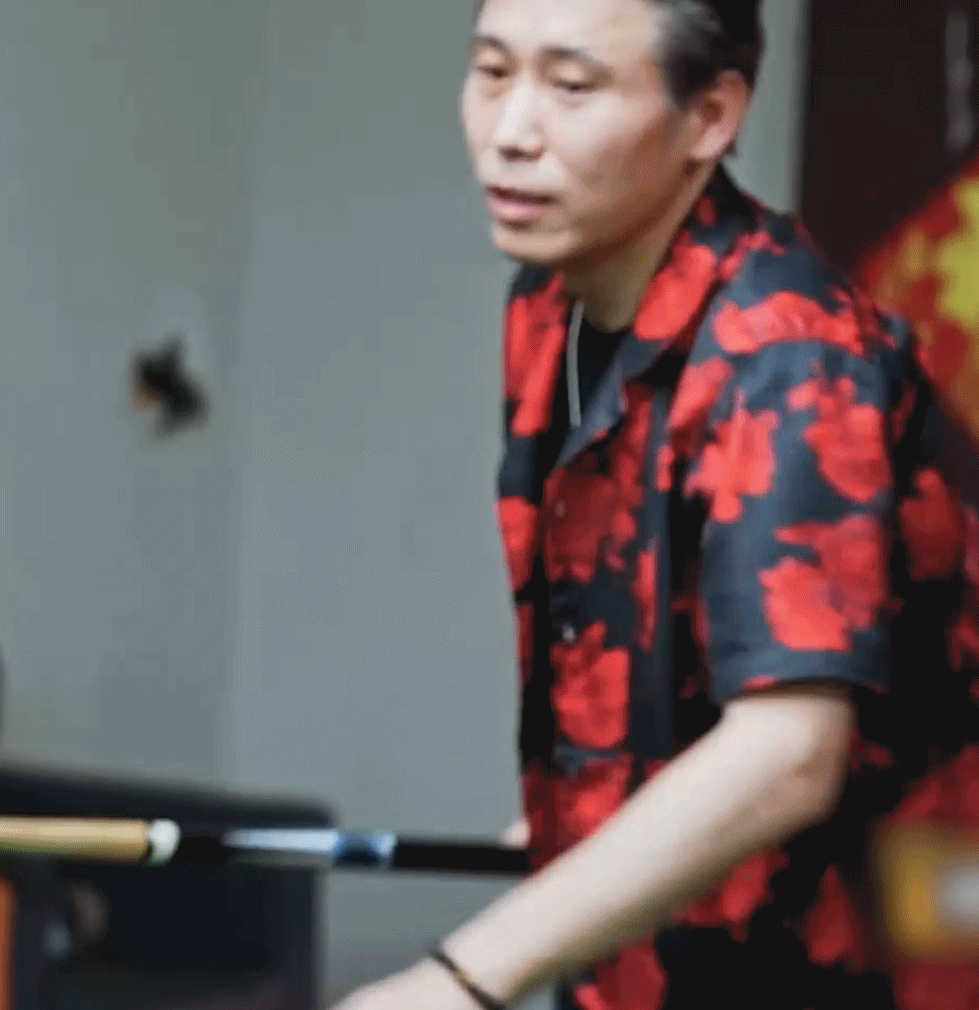 不要虐待五旬老头 李乃文上《五哈》狠狠破防！被范志毅突袭吓得原地弹起，四脚朝天的