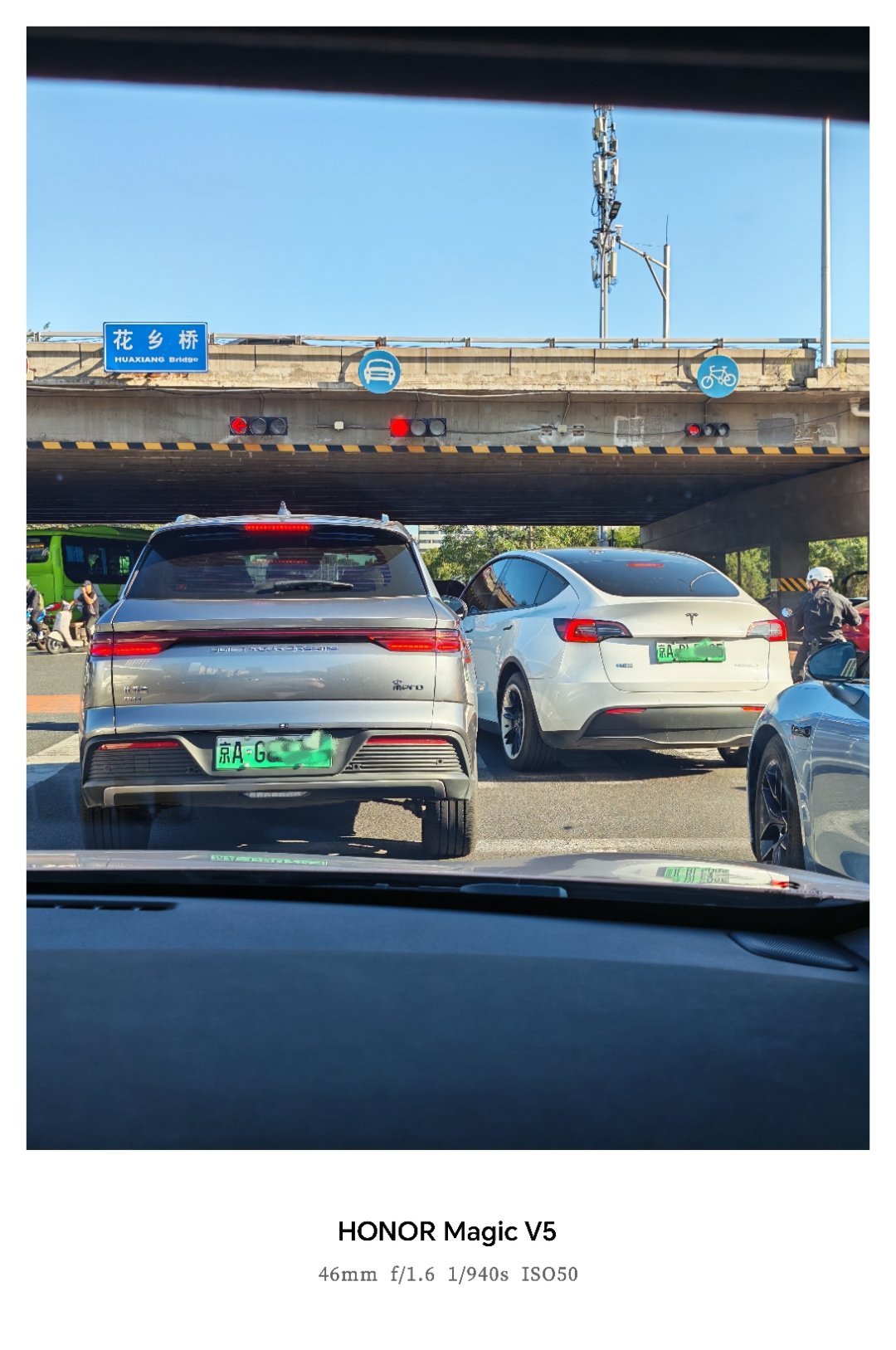 好好的一个路口，这特斯拉非得从右转车道插到直行车道最前面去。然后一脚停在斑马线上