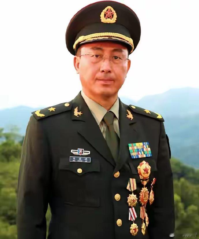 这个一等功，堪称战神！你不服不行。年仅20岁，战友全部牺牲，弹片击中左眼，穿透右