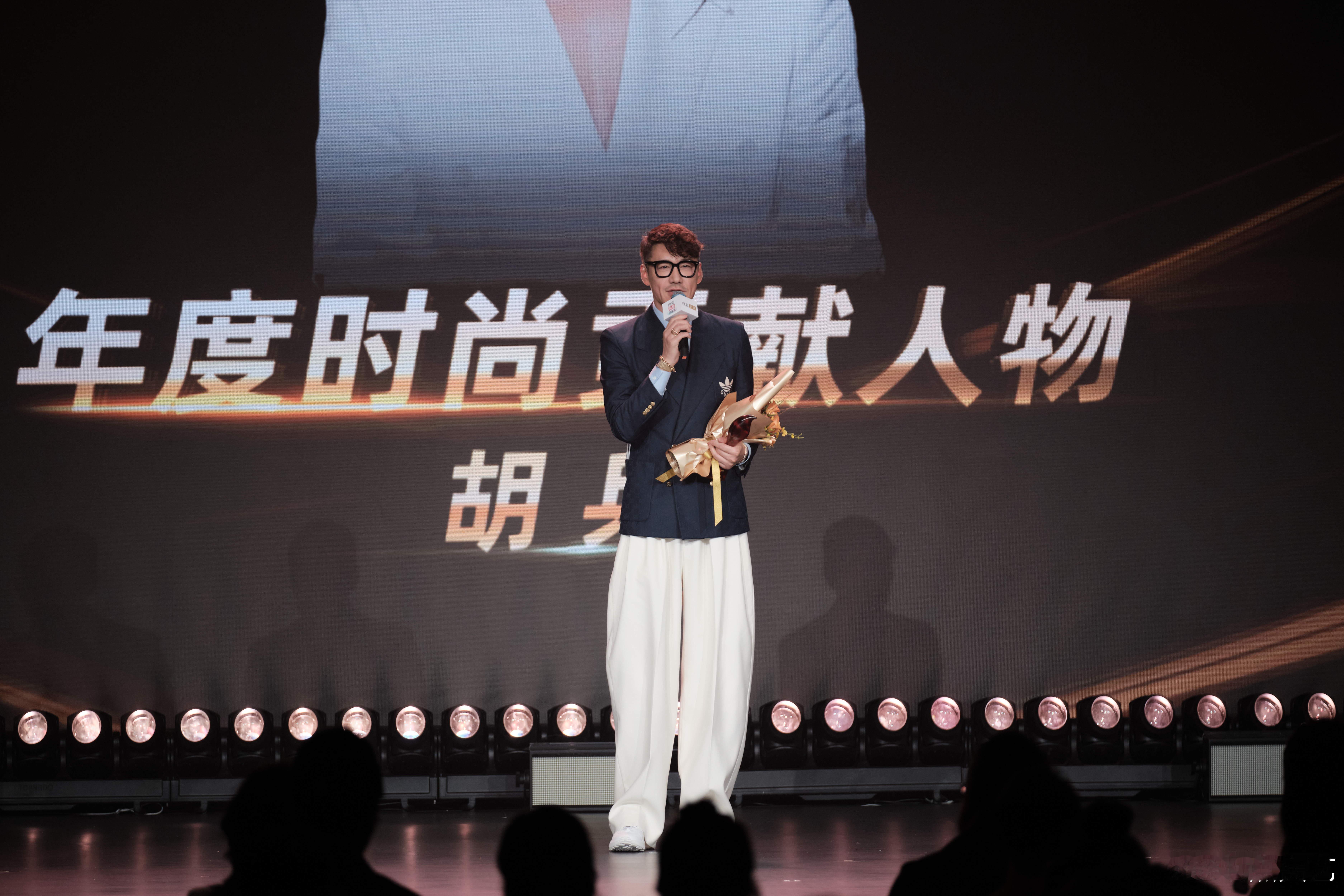 胡兵参加时尚盛典是他的舒适区37年的时尚征程，让胡兵把时尚盛典变成了自己的舒适区