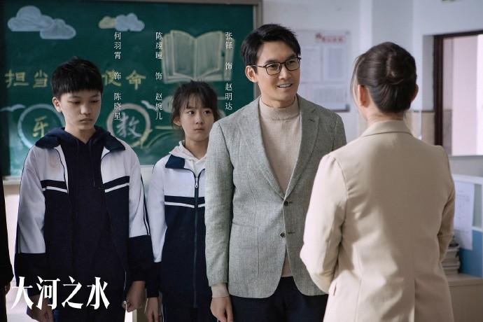 在时光的长河里，晓星和婉儿的故事如一首温暖的童谣，自儿时起便开始谱写。他们两小无