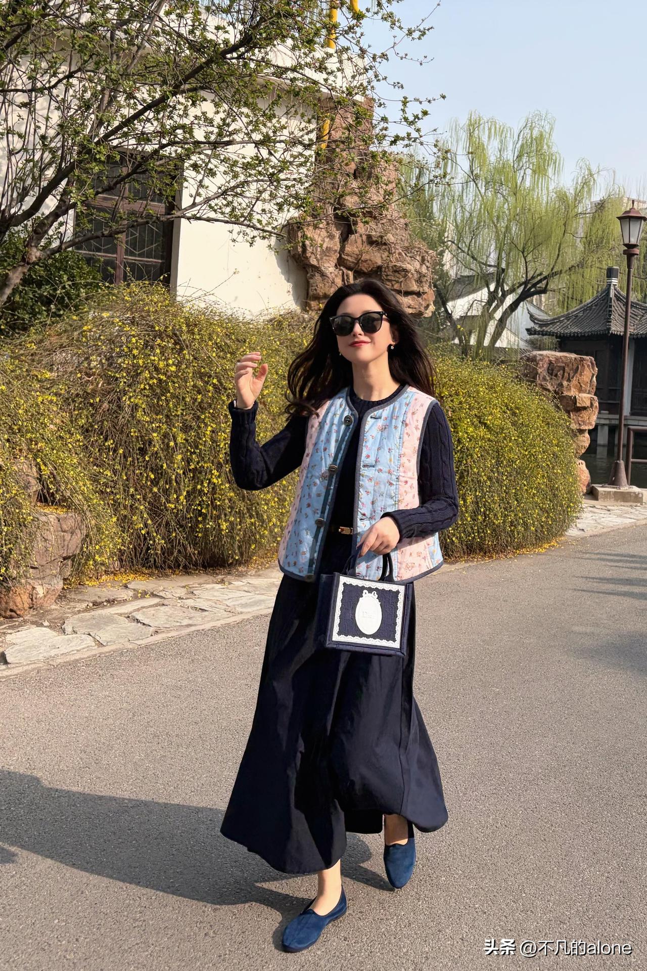 3月26日，朱珠更新日常生活动态，并配文“春天突然就来了”。

她身穿蓝粉拼接碎