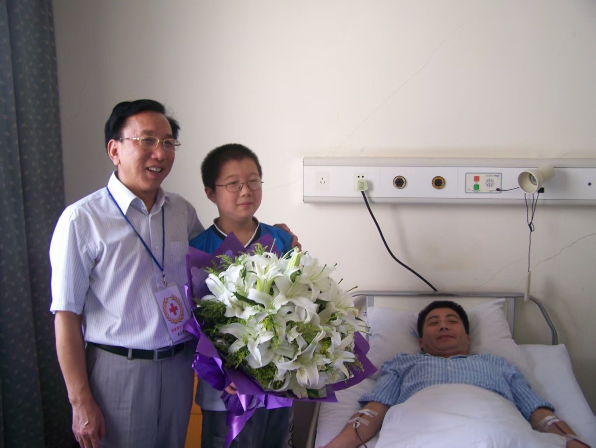 上课暂停，19岁的她忙着去救人了！河南女大学生追随父亲捐献造血干细胞救人，捐献后发长文回应网友获3万