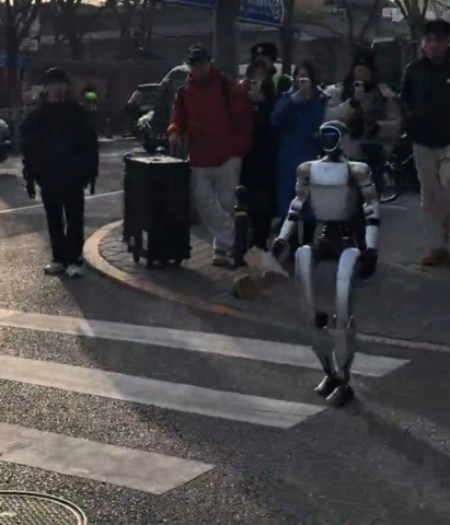 第一个活人化机器人出现了连机器人都来求好运了！真是活久见。谁懂它规规矩矩地完成一