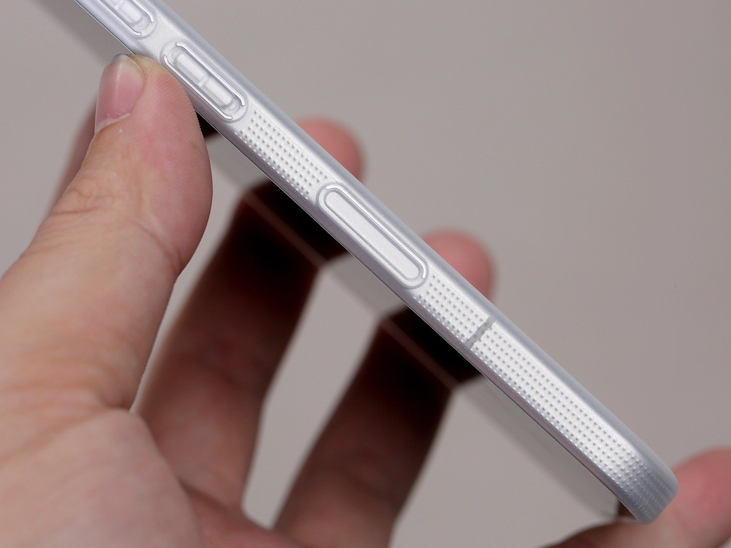 挺 Air 的一款壳子轻约 9 克，这手感，很在线 