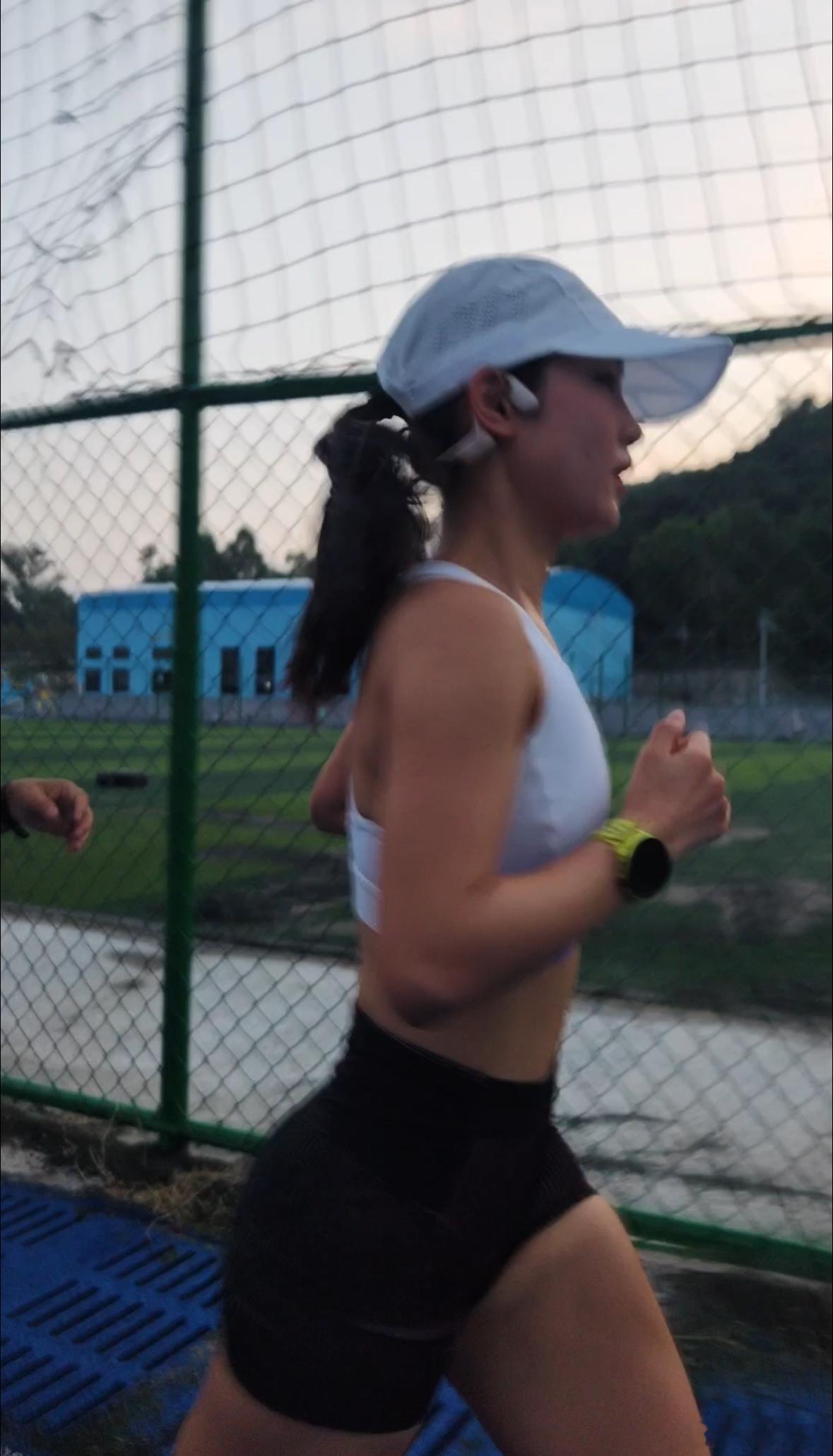 跑得什么我也不知道，我好虚吃饭跑步和恋爱全民runninglove即刻开跑 ​​