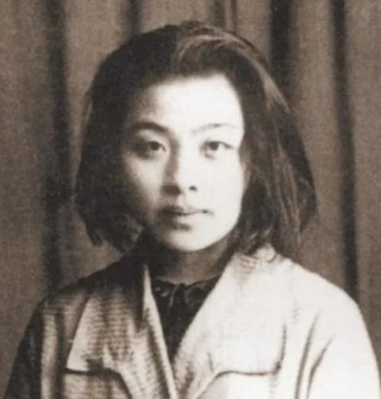 三人同居你敢信吗？1928年，才女丁玲同时爱上了两个男人，并提出了三人同居。
